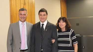 El ganador del concurso Nelson Vigueras (en el centro) junto a la presidenta del STJ Adriana Zaratiegui y el procurador subrogante Fabricio Brogna.
