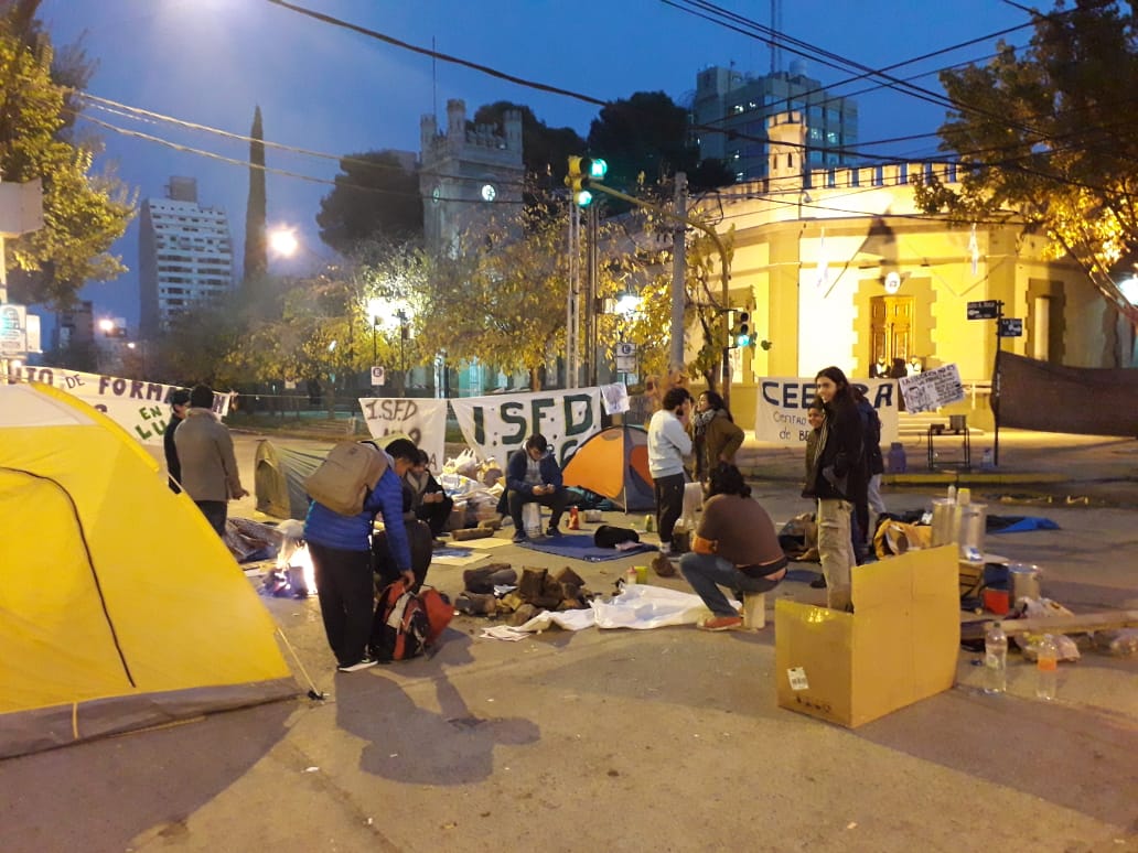 Los estudiantes mantuvieron el acampe frente a la Casa de Gobierno por tercer día consecutivo. (Mauro Pérez).-