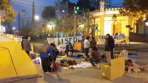 Estudiantes mantienen el corte de calle en el centro de Neuquén