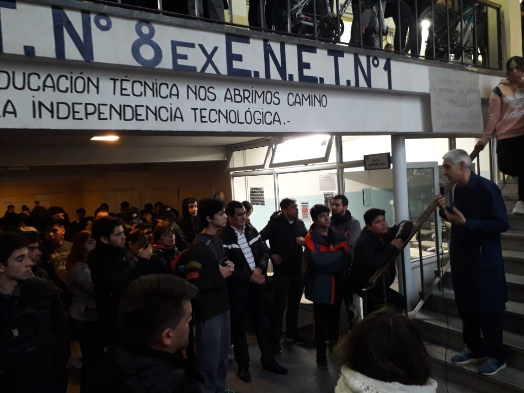 Esta mañana en la EPET 8 se realizó un abrazo simbólico y luego un corte de cale en protesta por los atrasos en las obras. (Mauro Pérez)
