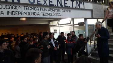 Esta mañana en la EPET 8 se realizó un abrazo simbólico y luego un corte de cale en protesta por los atrasos en las obras. (Mauro Pérez)