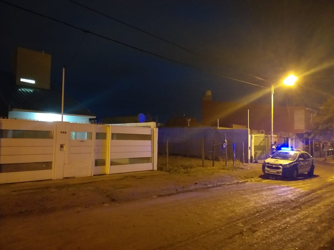 Una consigna policial vigilaba la vivienda donde ocurrió el femicidio seguido de suicidio anoche, en Neuquén. (Mauro Pérez).-