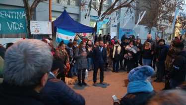 Afuera de los tribunales de Cipolletti grupos identificados con el color celeste esperan el veredicto. (Foto: Yamil Regules)