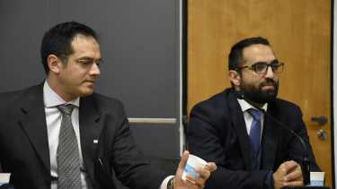 El médico Rodríguez Lastra junto a su abogado defensor durante la lectura del veredicto. (Foto: Archivo/Florencia Salto).-