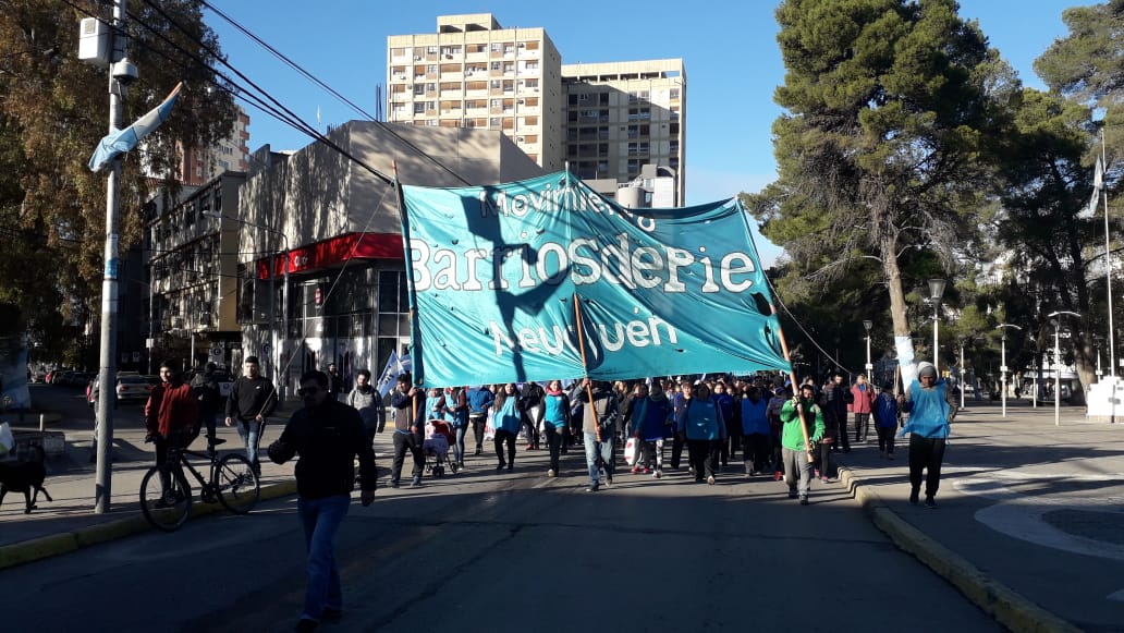 Barrios de Pie marchó por el centro de Neuquén hacia la Casa de Gobierno. (Juan Thomes).-