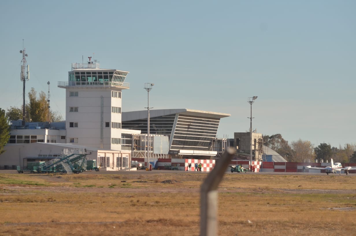 Aterrizar las cargas en el aeropuerto de Neuquén permitiría agilizar los pasos administrativos aduaneros y acortar los tiempos. Foto: Yamil Regules. 