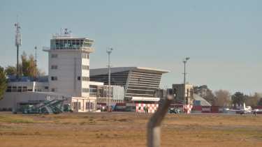 Aterrizar las cargas en el aeropuerto de Neuquén permitiría agilizar los pasos administrativos aduaneros y acortar los tiempos. Foto: Yamil Regules. 