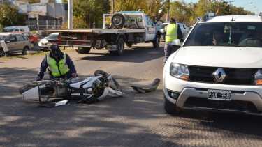 En el accidente estuvieron involucrados un auto y una moto. (Yamil Regules).-