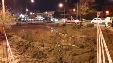 Así estaba esta mañana el acueducto que se rompió en la calle Lastra. (Mauro Pérez).-