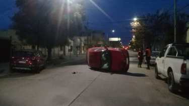 Roca: chocó a un auto estacionado y volcó