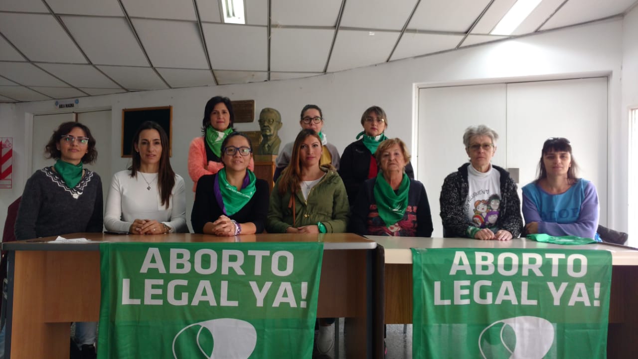 La regional Neuuqén de la Campaña por el Aborto Legal invitó al pañuelazo que se hará mañana, a las 17, en el monumento. (Gentileza).-