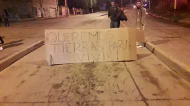 Los vecinos cortaron la calle reclamando soluciones a su falta de viviendas. (Gentileza).-