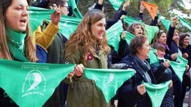 En la Universidad del Comahue, docentes, no docentes y estudiantes alzaron sus pañuelos verdes. (Gentileza).-