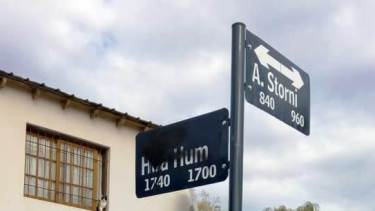 Los carteles fueron tapados con aerosol negro y el municipio deberá volver a pintarlos. (Gentileza).-