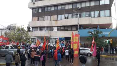 Las agrupaciones se concentraron sobre la calle Roca antes de comenzar la marcha convocada desde el monumento. (Mauro Pérez).-