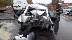 Un hombre murió cuando su auto chocó contra una columna en Centenario