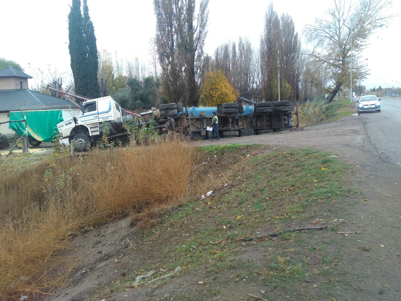El vehículo volcó en el límite entre Neuquén y Plottier. (Foto: Gentileza.-)