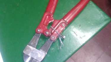 La herramienta que dejaron en la casa de las Madres. 