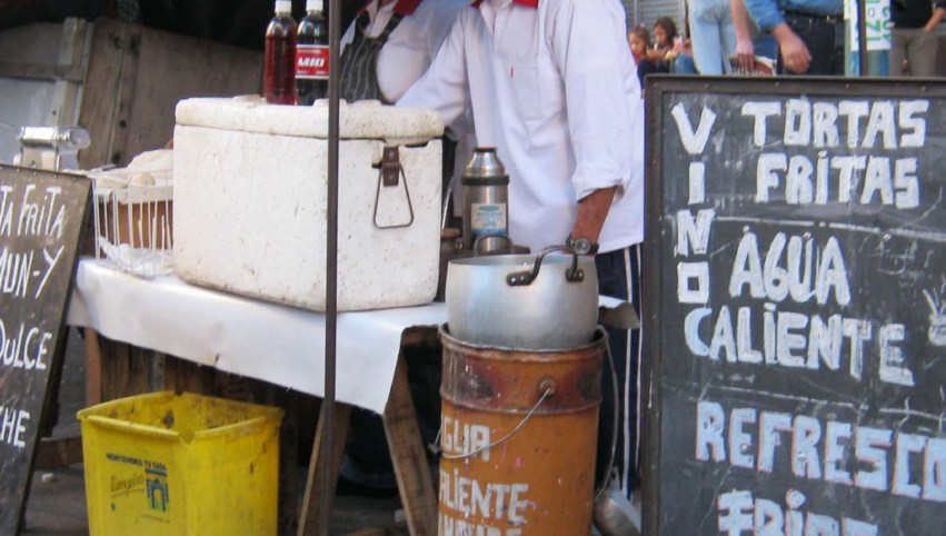La mujer se encontraba vendiendo sus productos en Casimiro Gómez y Autovía Norte. (foto: archivo)