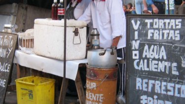 La mujer se encontraba vendiendo sus productos en Casimiro Gómez y Autovía Norte. (foto: archivo)