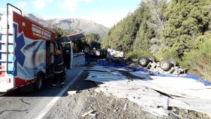Un camión de carga volcó en la Ruta 40