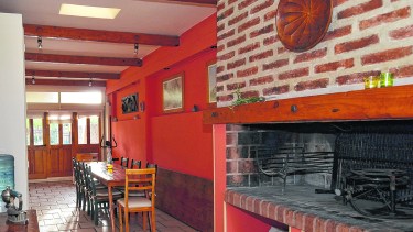 El espacio de reuniones recibe luz natural por sus dos extremos y también por un tragaluz cenital.