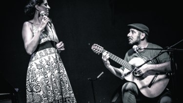El dúo Vino en Copla está conformado por Valeria Giraudo y Demián Príncipe. Foto: gentileza