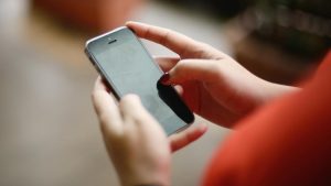 Cómo impacta en los niños el uso de celular sin supervisión
