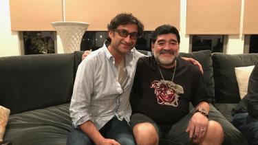 Diego con el director del documental Asif Kapadia en una de las entrevistas que tuvieron.
