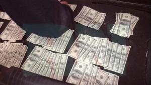 Los detuvieron con 13.000 dólares falsos y drogas en Neuquén