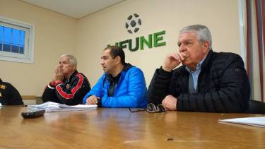 De izquierda a derecha: Carlos Escobar, Luis Sánchez y Oscar Massei (tribunal de disciplina).(Foto: Facebook Lifune).