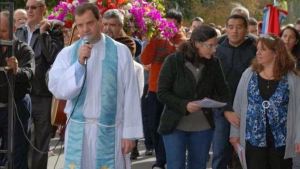 Bergliaffa, el cura abusador, sigue activo en Roca a pesar de las prohibiciones