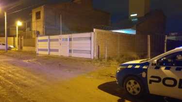 La policía consignaba esta mañana el domicilio donde ocurrió el hecho. (Foto: Gentileza.-)