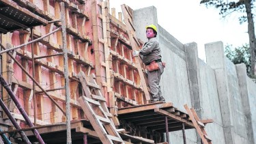 Se detectó la necesidad de construir más muros de contención y gaviones en la estructura del gimnasio. Foto: Chino Leiva