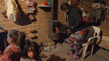 Comenzó la entrega de leña en los barrios de Roca