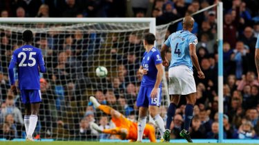 Kompany probó desde lejos y se destapó con un gol para el recuerdo.