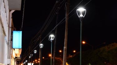 Las  tubos se habían colocado para instalar luminarias en el barrio. (Gentileza Cutral Co al Instante).