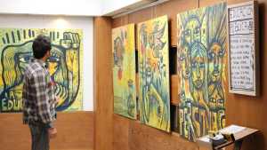 Mural por la educación pública del artista Luxor, en la UNRN en Bariloche