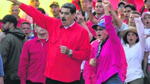 Guaidó suma apoyo popular, pero Maduro conserva a los militares
