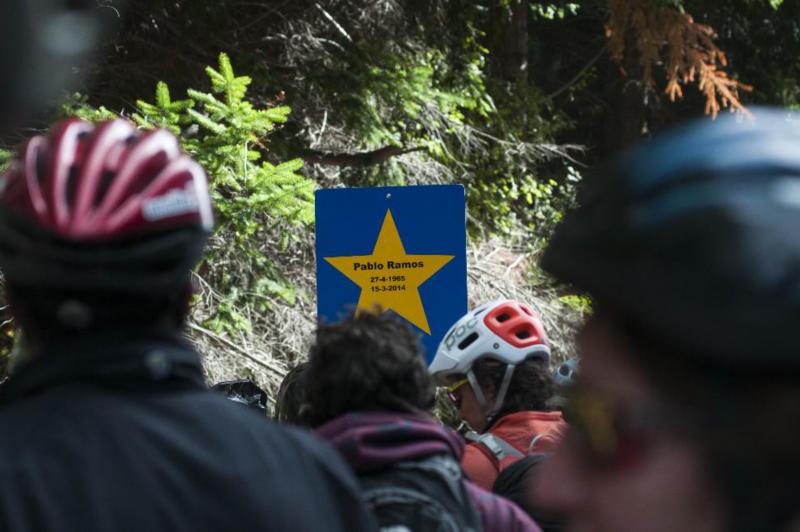 Los ciclistas colocaron una estrella amarilla en el lugar del accidente que mató a Pablo Ramos. (Archivo)