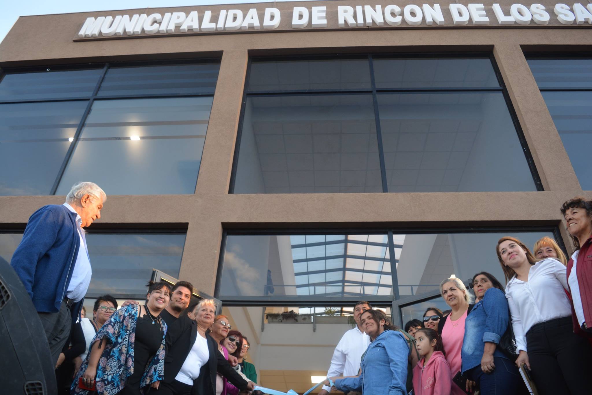En marzo de este año, el intendente Marcelo Rucci inauguró la municipalidad en su moderna nueva sede. Gentileza Municipalidad de Rincón de los Sauces
