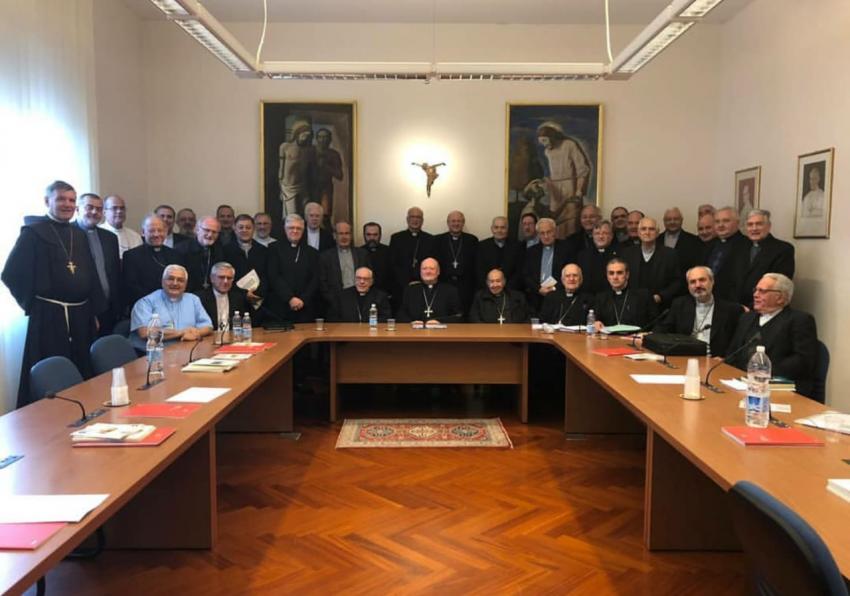 En el centro y hacia la izquierda puede verse entro otros a los obispos Cuenca, Laxague, Croxatto y Chaparro, sentado junto a la mesa - Foto: aica.org