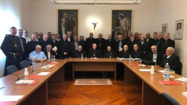 En el centro y hacia la izquierda puede verse entro otros a los obispos Cuenca, Laxague, Croxatto y Chaparro, sentado junto a la mesa - Foto: aica.org