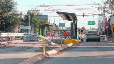 Los vehículos particulares que transiten por los tramos exclusivos para el transporte público serán multados. Foto: Juan Thomes.