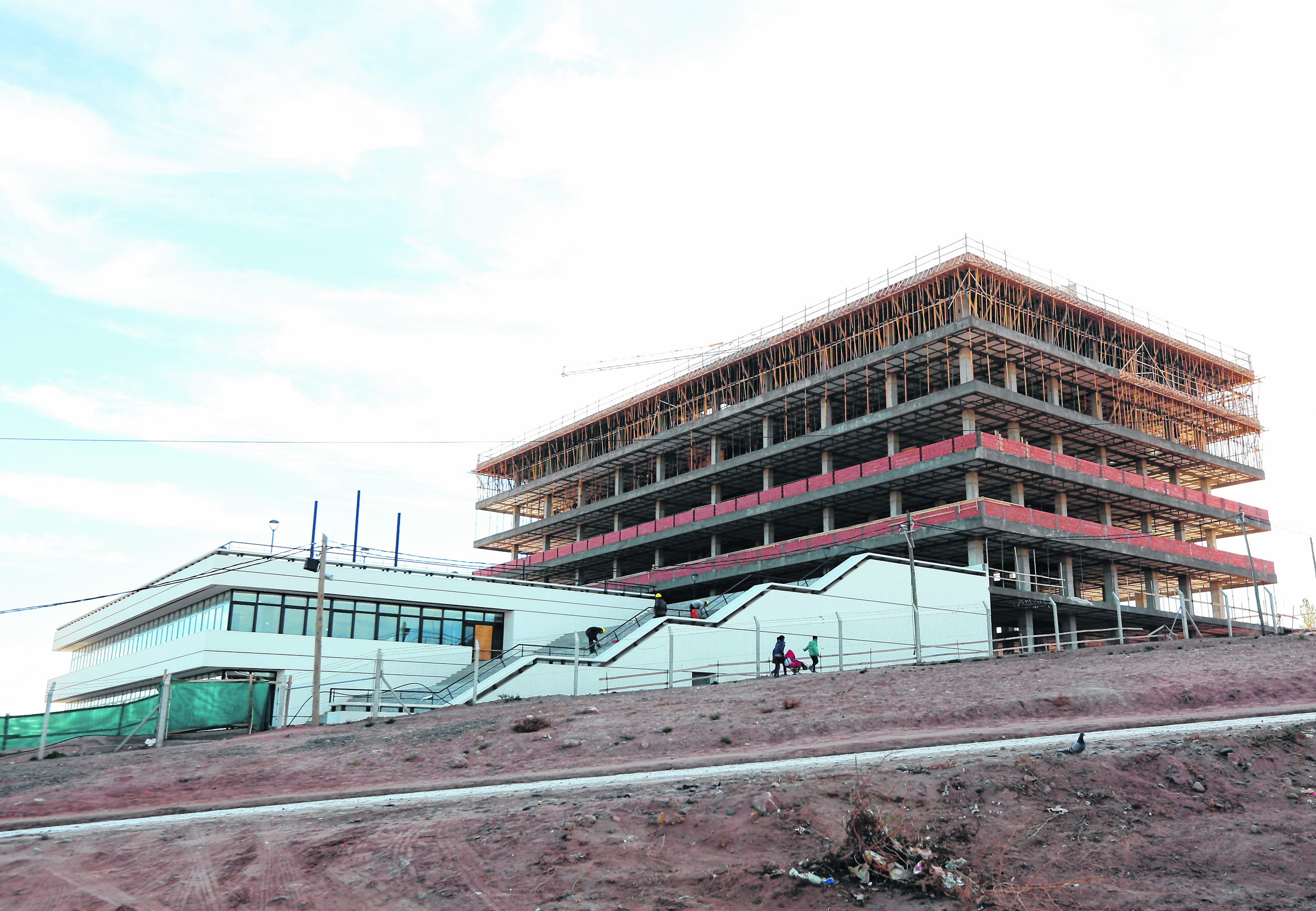 Hace tres años que se construye el nuevo edificio de la comuna en la zona oeste. Foto: Juan Thomes.