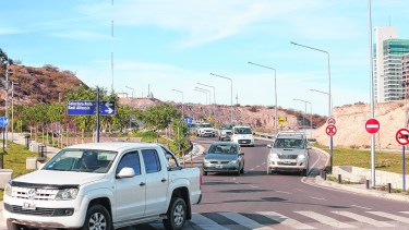 El tránsito en el extremo norte se desvía por la calle Albardón. Foto: Juan Thomes.
