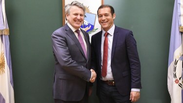 El gobernador se reunió con el titular de Shell internacional en la casa de Neuquén en Buenos Aires. Foto: Gentileza. 