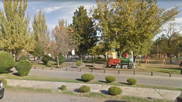 La niña iba caminando para llegar hasta la parada del colectivo. (captrua google maps)