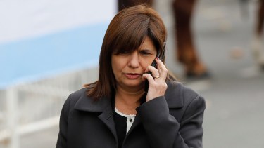 La exministra de Seguridad y presidenta del Pro, Patricia Bullrich, llegó pasadas las 13 al aeropuerto de Bariloche. Foto Archivo