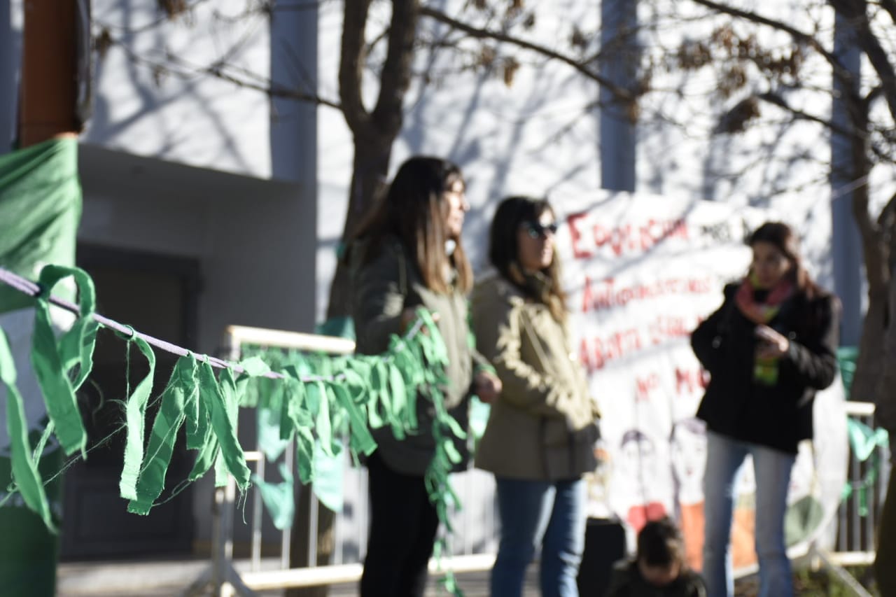 Un grupo de mujeres a favor del aborto legal acompañaron a la víctima. (Foto: Florencia Salto.-)
